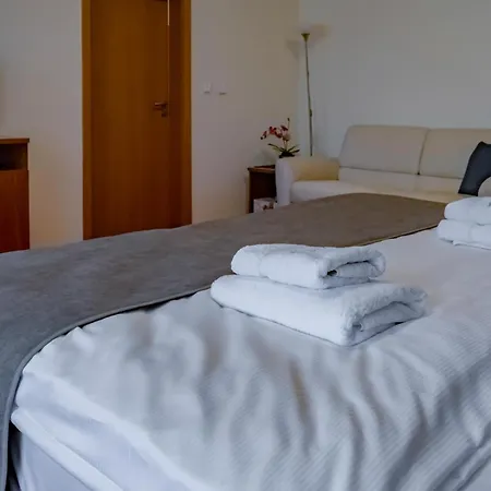 Relax Stork ليدنيس