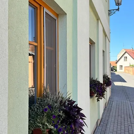 Relax Stork فندق ليدنيس